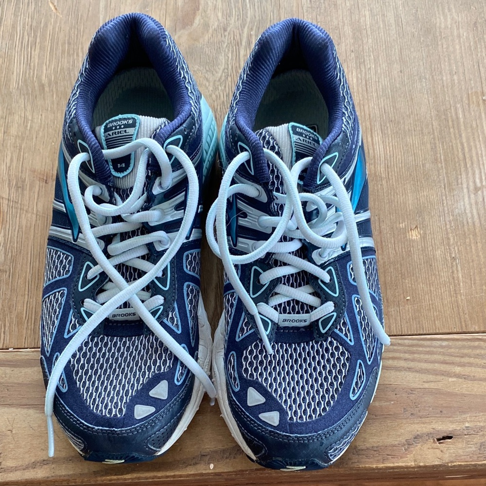 Brooks Ariel 14 White Silver Blue Running Shoes Women’s Running Shoes Size 9